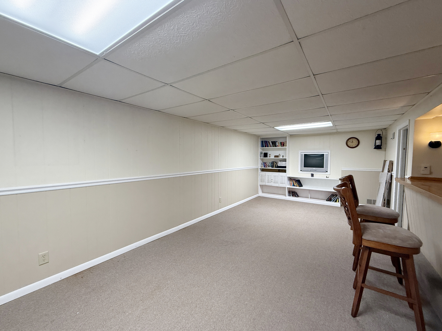 1618 Pine Trail Sycamore, IL 60178 - Photo 24 of 33 a room with furniture