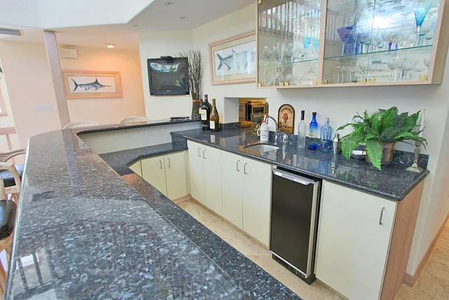 a en suite bathroom with a double vanity sink and a mirror