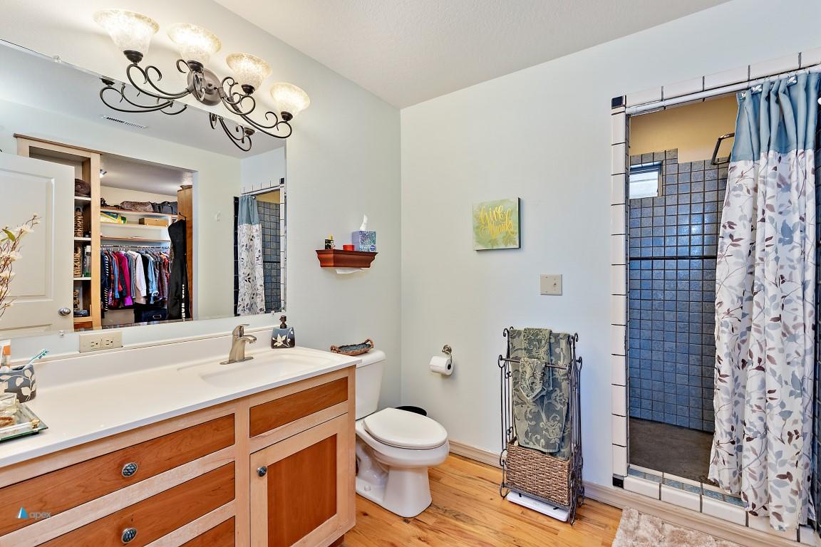 960 West Linn Road Eagle Point, OR 97524 - Photo 22 of 62 Master Bath