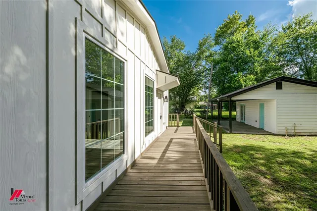 a view of a house with backyard