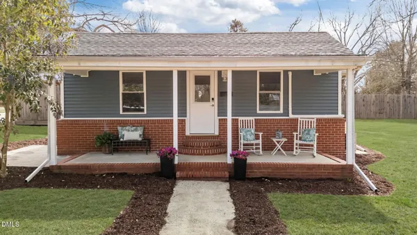 a view of a house with a backyard