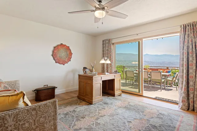 a view of livingroom with furniture