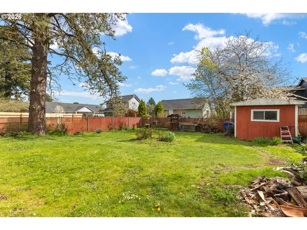 a view of a house with backyard