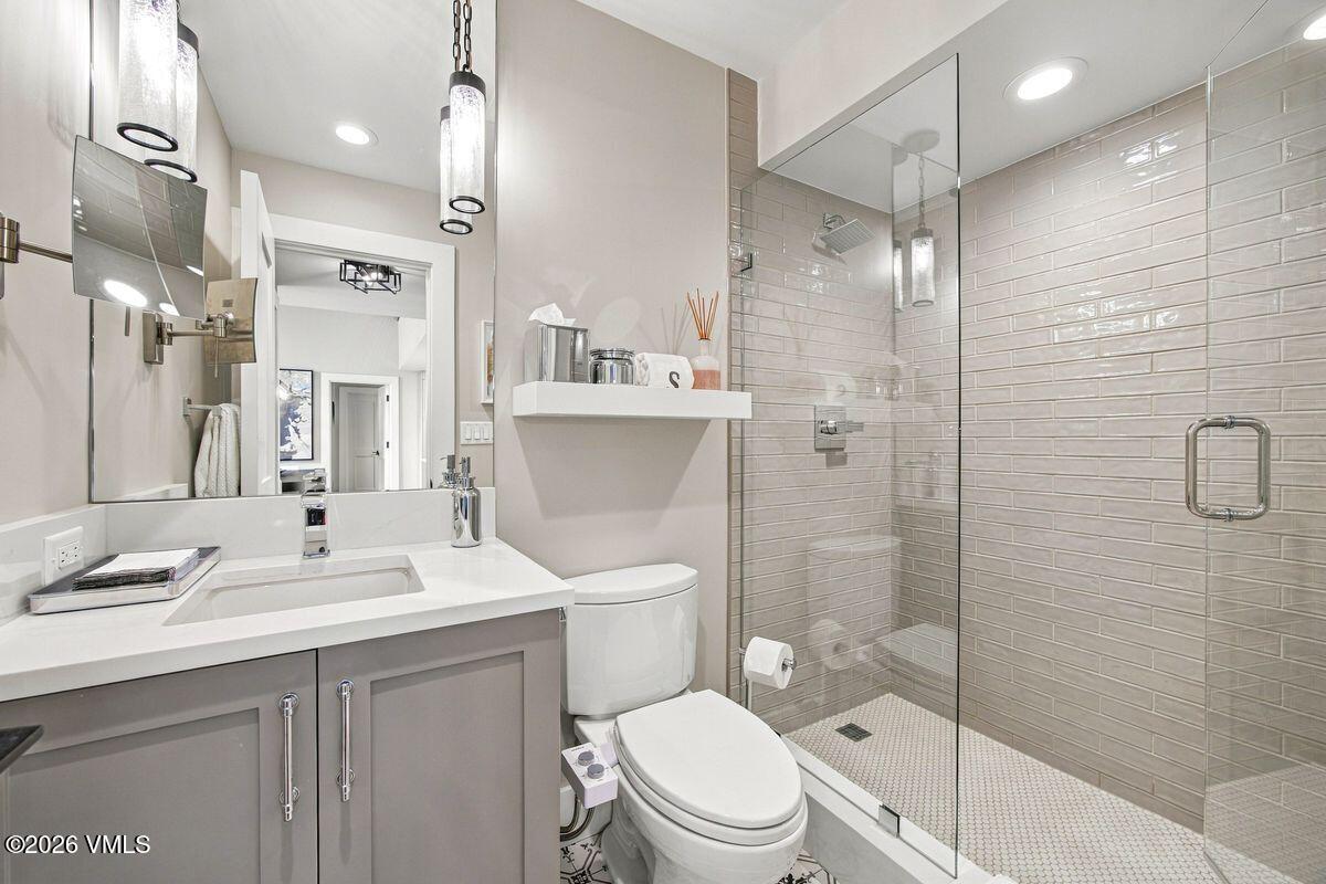210 Offerson Road, Unit R420 Avon, CO 81620 - Photo 17 of 39 Main Level Bath