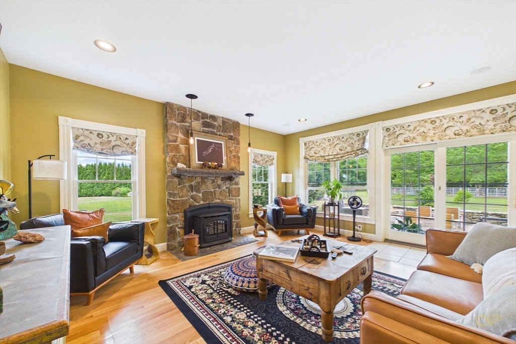 545 Hazel Street Uxbridge, MA 01569 - Photo 5 of 42