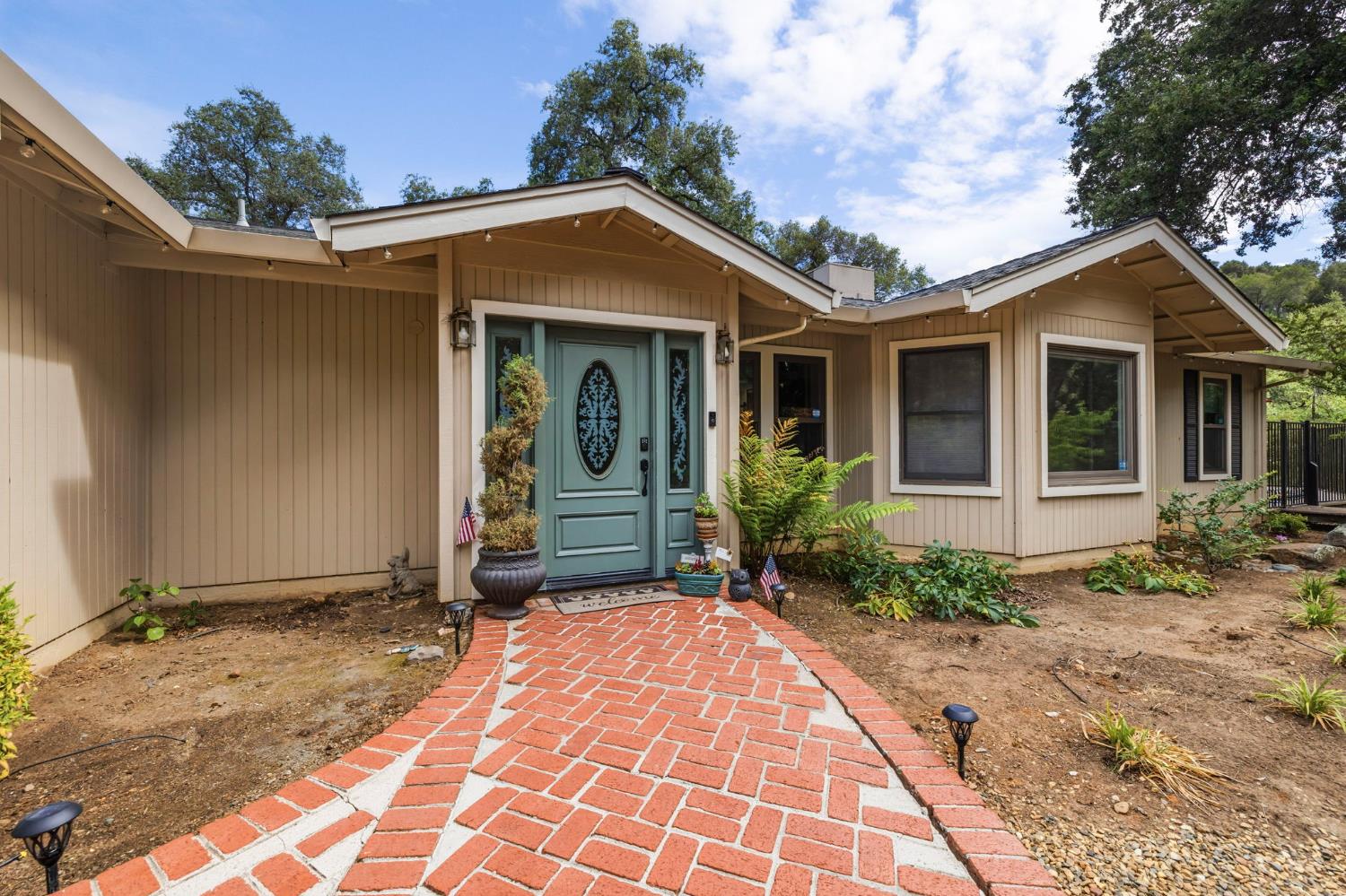 11460 Racetrack Road Sonora, CA 95370 - Photo 2 of 46 a front view of a house with a yard