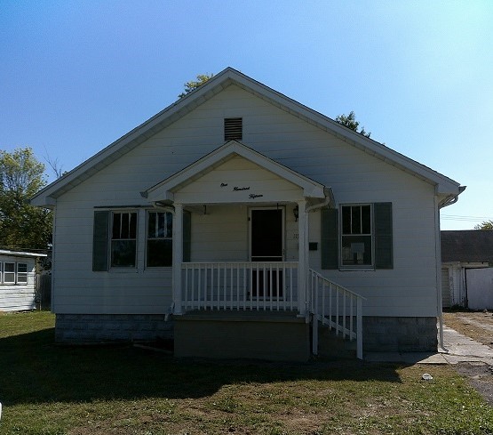 115 West 8th Street St. Elmo, IL 62458 - Photo 1 of 7 a front view of a house with a yard