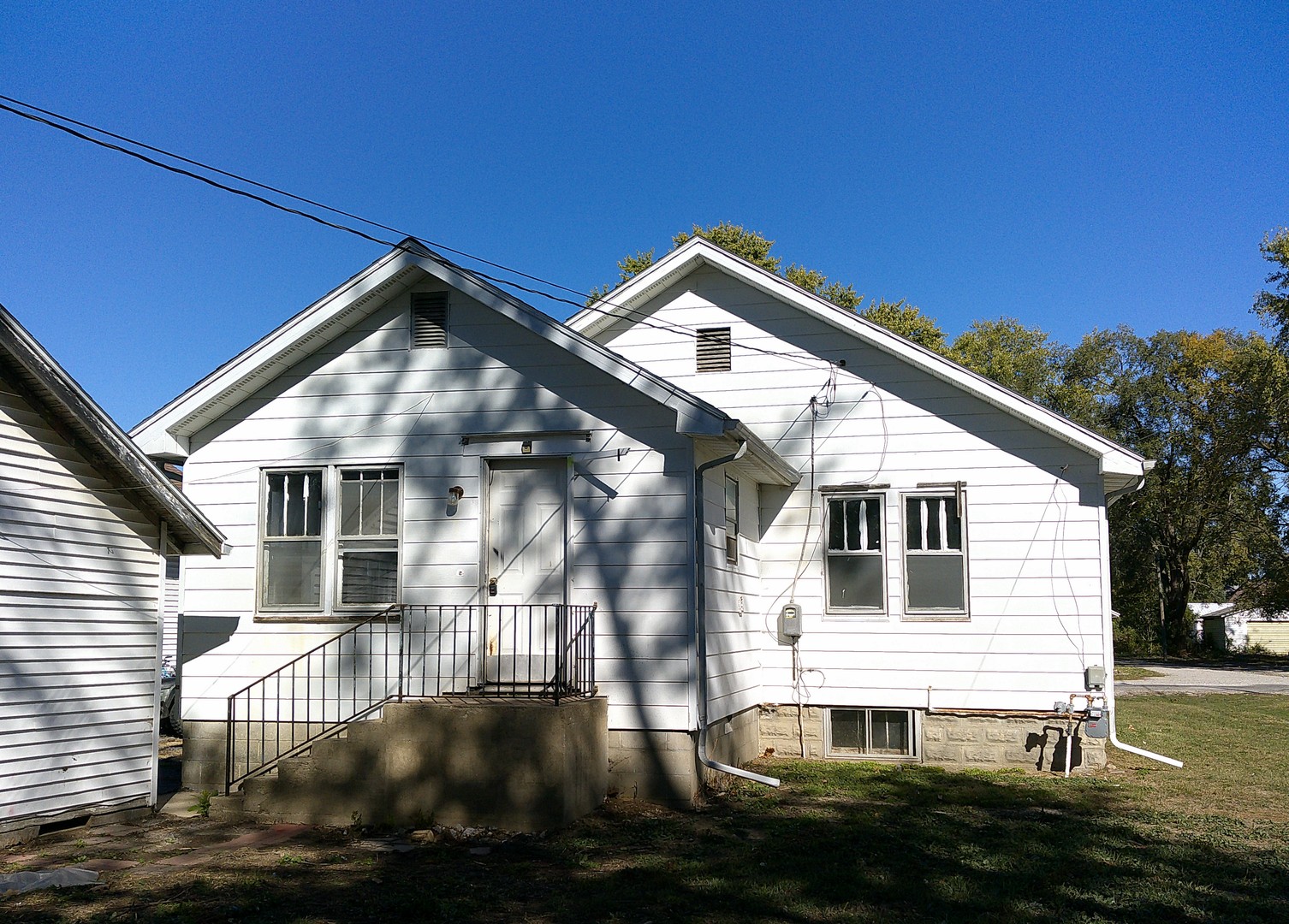 115 West 8th Street St. Elmo, IL 62458 - Photo 7 of 7 a front view of a house with a yard