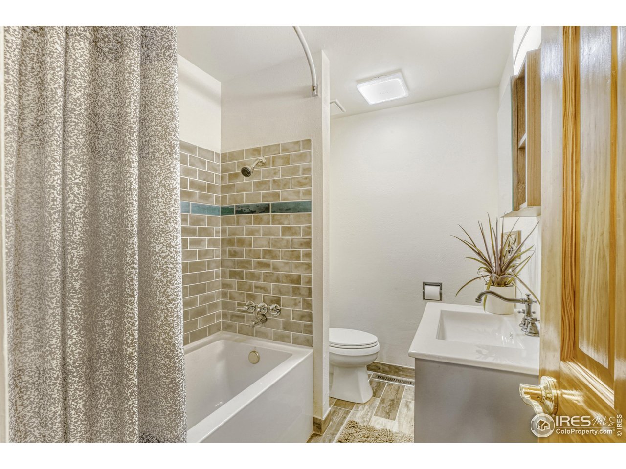 6921 Ridge Valley Court Loveland, CO 80538 - Photo 23 of 50 a bathroom with a toilet a sink and bathtub