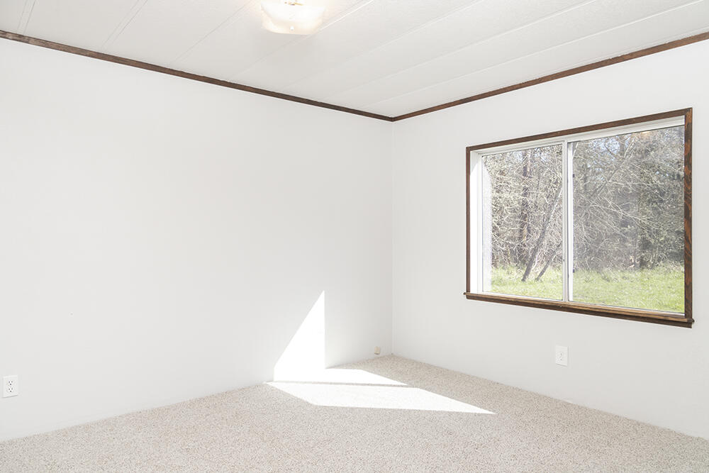 690 Flaming Road Grants Pass, OR 97526 - Photo 21 of 45 20