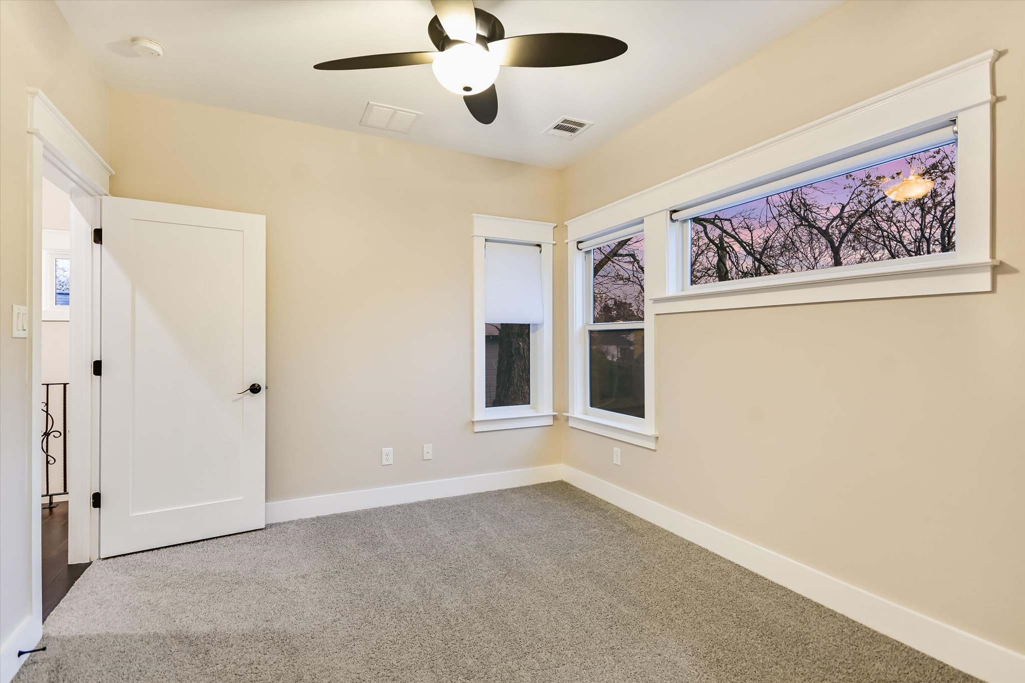 1613 Willow Street Austin, TX 78702 - Photo 18 of 30 en empty room with window and ceiling fan
