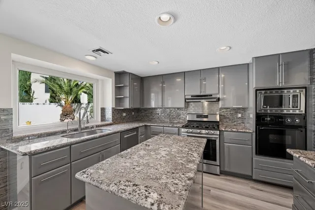 $3,450 | 8420 Haven Brook Court, Las Vegas, NV 89128