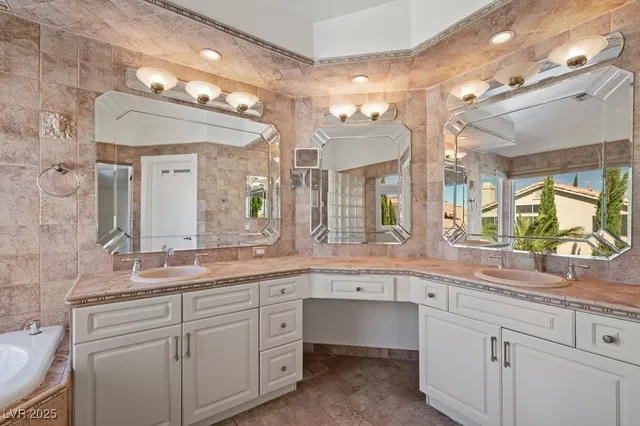 $3,450 | 8420 Haven Brook Court, Las Vegas, NV 89128