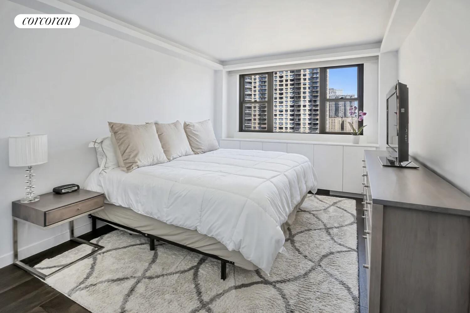 315 East 72nd Street, Unit 17J Manhattan, NY 10021 - Photo 5 of 7