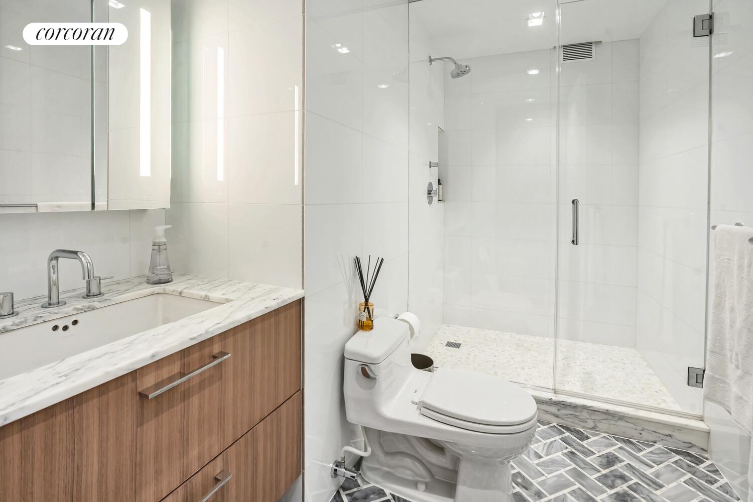 315 East 72nd Street, Unit 17J Manhattan, NY 10021 - Photo 6 of 7