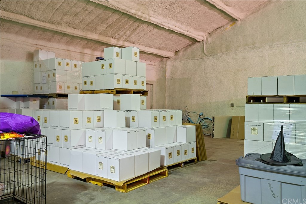 4295 Union Road Paso Robles, CA 93446 - Photo 13 of 39 a large bed sitting in a kitchen next to a window