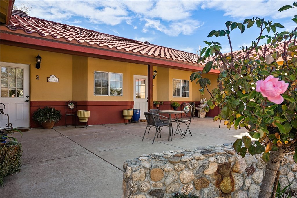 4295 Union Road Paso Robles, CA 93446 - Photo 29 of 39 a patio with table and chairs and potted plants
