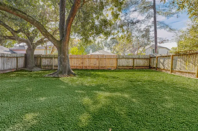 a view of backyard of the house
