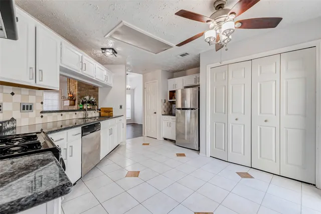 a view of utility room