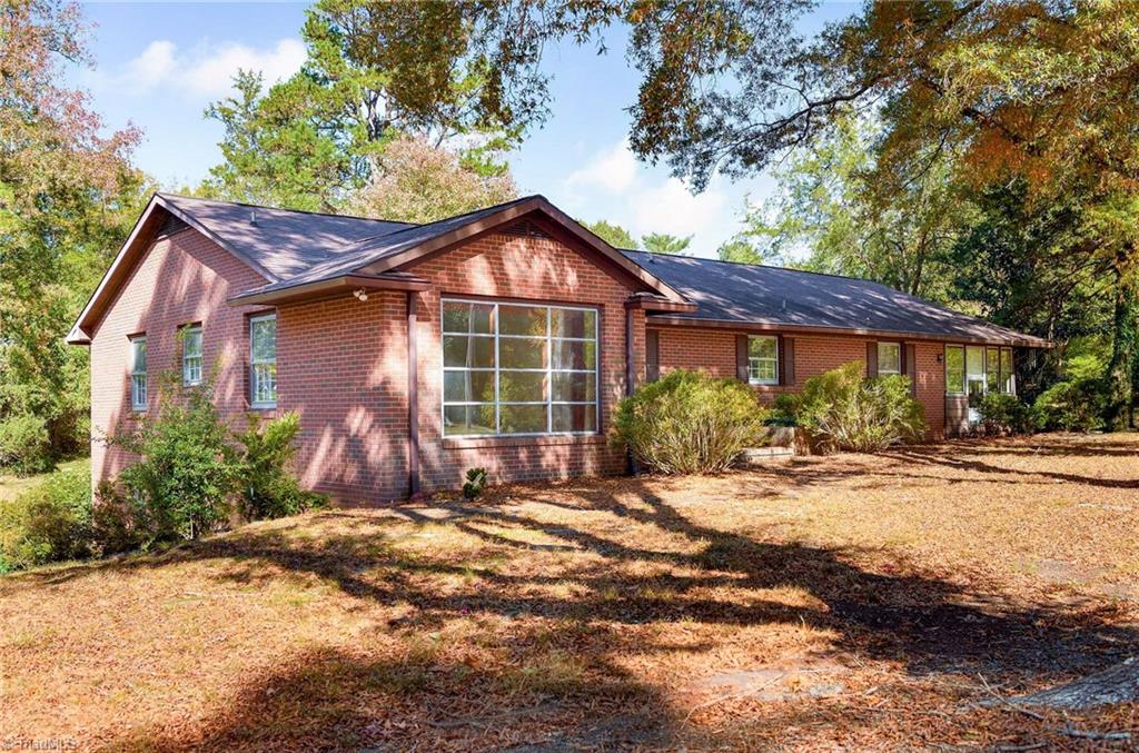 1706 Windsor Drive High Point, NC 27262 - Photo 3 of 25