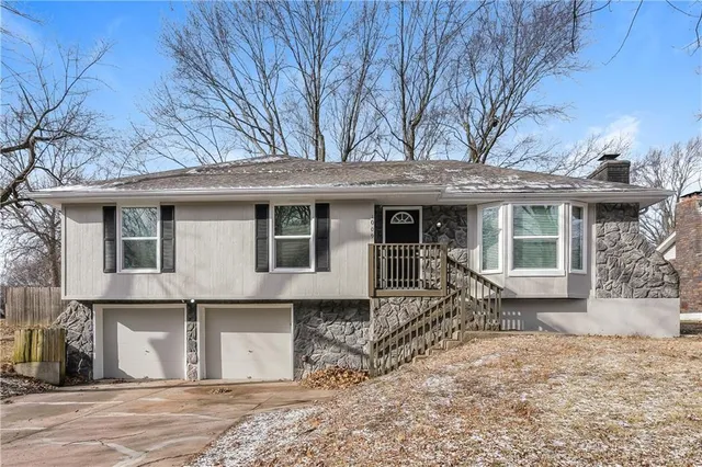 $2,225 | 1009 Southeast Alice Street, Blue Springs, MO 64014