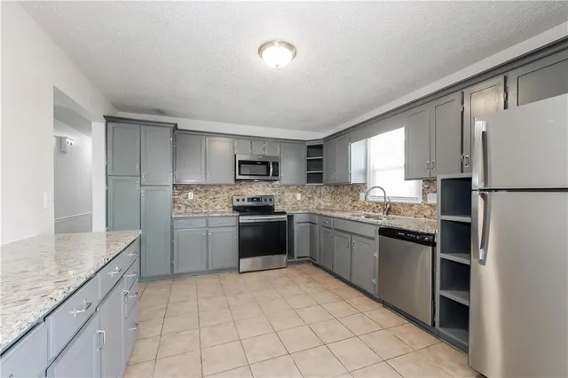 $2,225 | 1009 Southeast Alice Street, Blue Springs, MO 64014