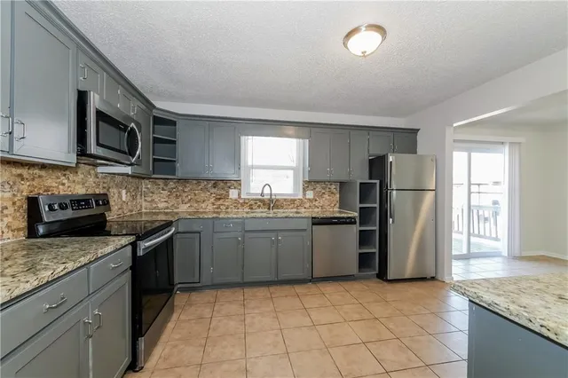 $2,225 | 1009 Southeast Alice Street, Blue Springs, MO 64014