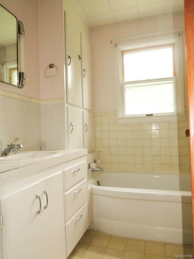 4296 Marcus Road Waterford, MI 48329 - Photo 25 of 42 Bath1.jpg