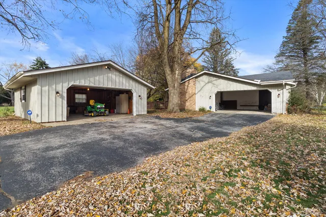 $519,900 | S42-w34366 Griffith Lane, Ottawa, WI 53118