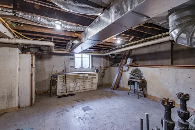 a view of entryway with window