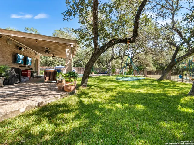 a view of yard with tree