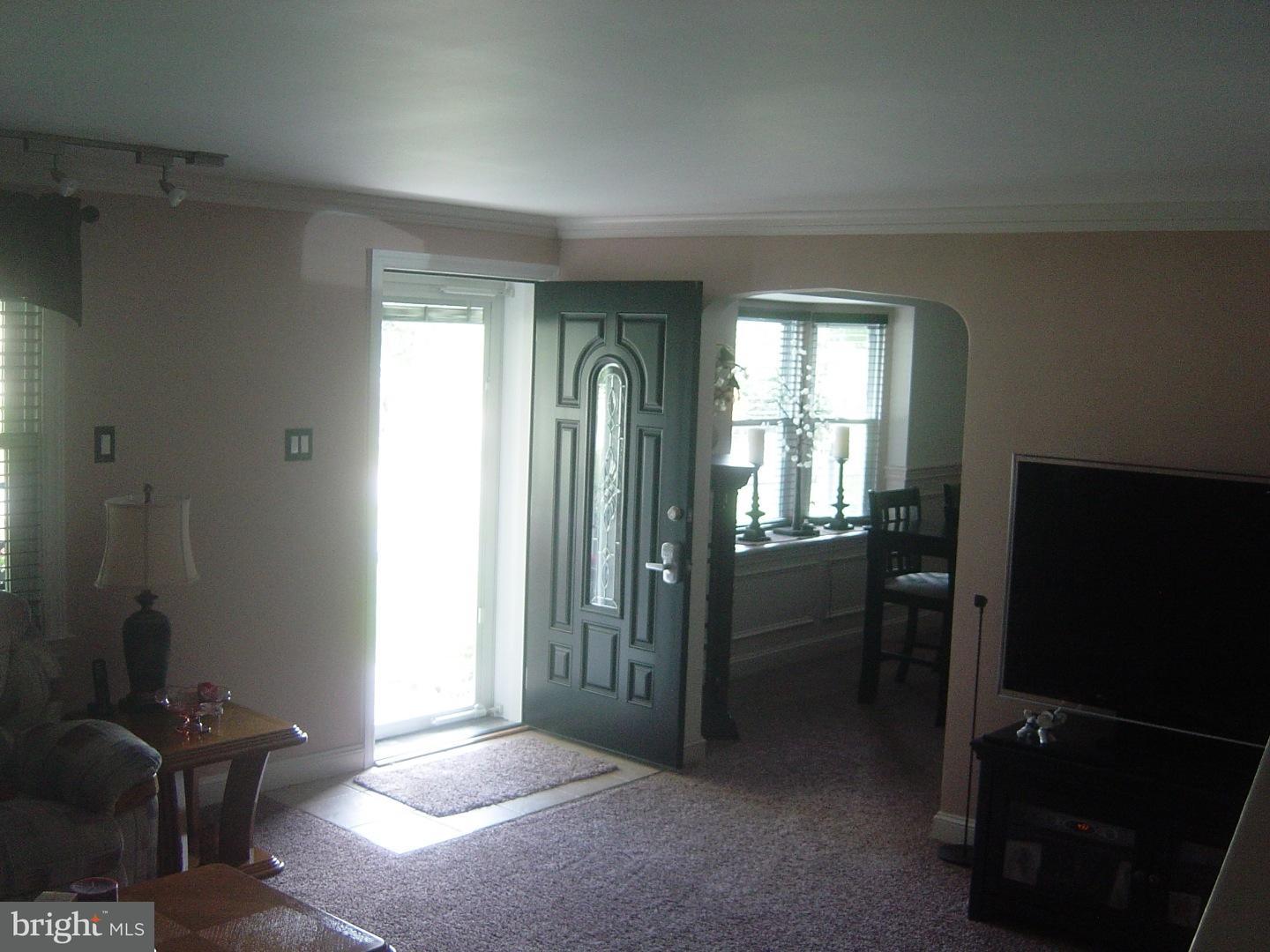 112 Glen Arbor Road Havertown, PA 19083 - Photo 13 of 25 Living Room