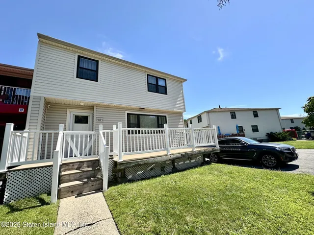 $569,000 | 469-1 Willow Road East, Unit 1 | Westerleigh