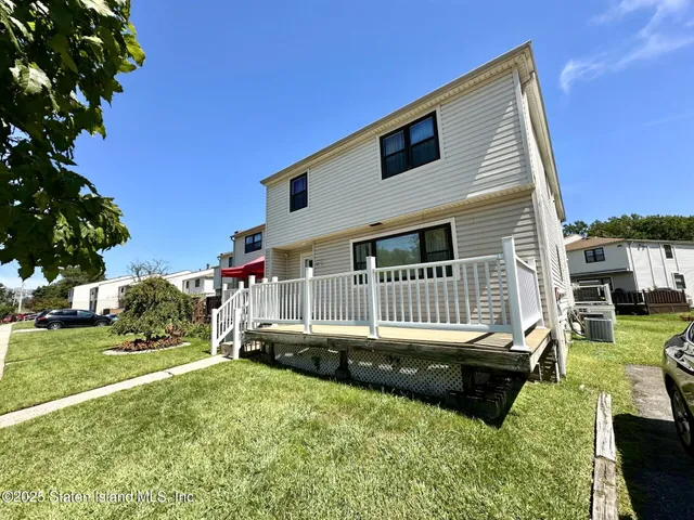 $569,000 | 469-1 Willow Road East, Unit 1 | Westerleigh