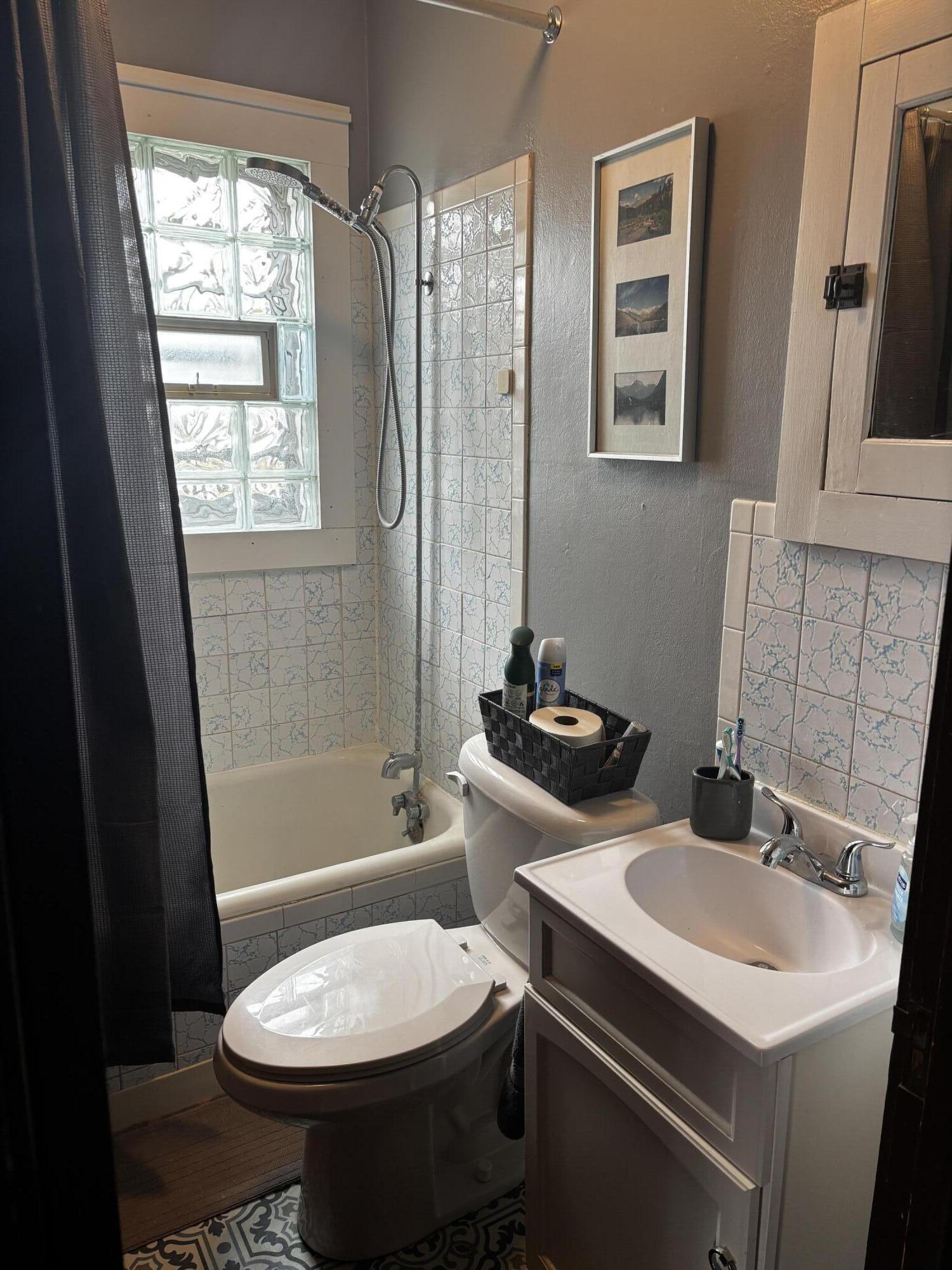 409 O'Connell Street Watertown, WI 53094 - Photo 18 of 40 Main Floor Full Bath