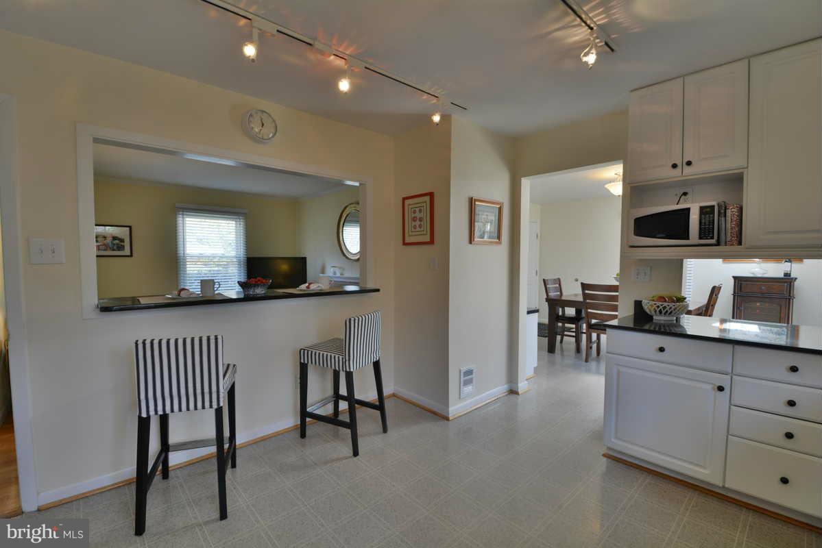 4703 Twinbrook Road Fairfax, VA 22032 - Photo 5 of 30 breakfast bar and pass through to family room.