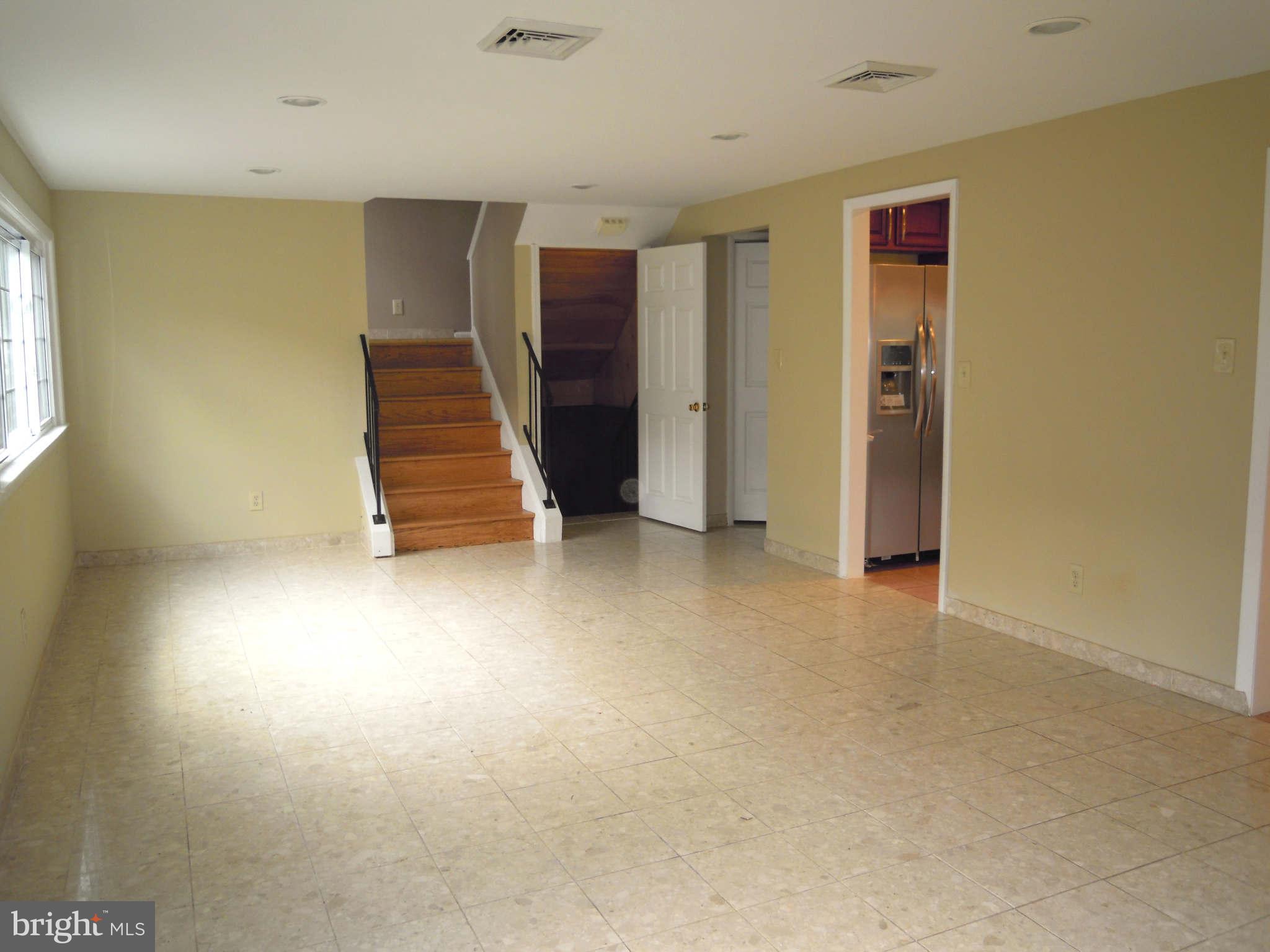 612 Providence Road Baltimore, MD 21286 - Photo 7 of 24 an empty room with a window