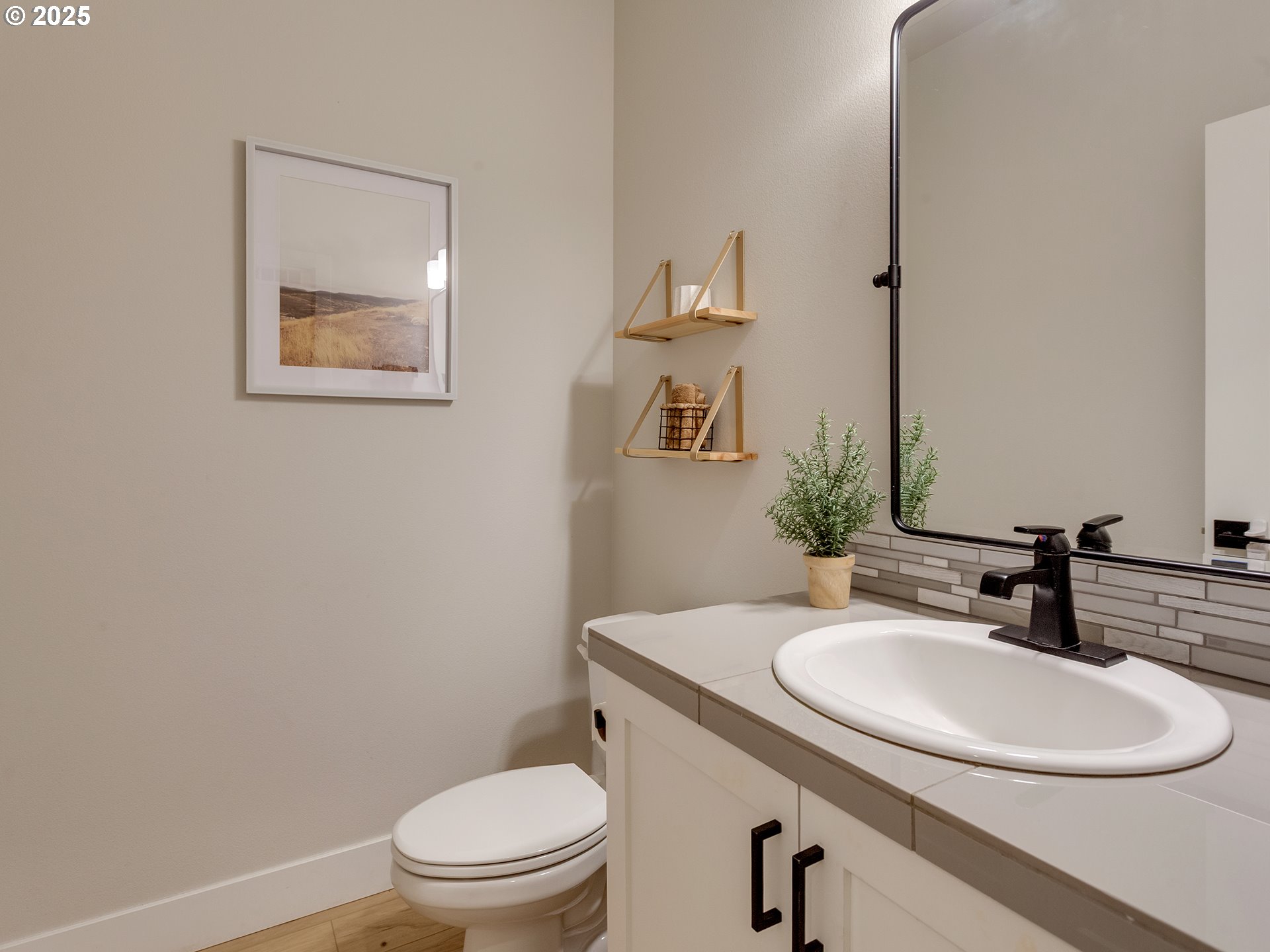 2918 Juniper Drive Newberg, OR 97132 - Photo 18 of 42 a bathroom with a toilet a sink and mirror