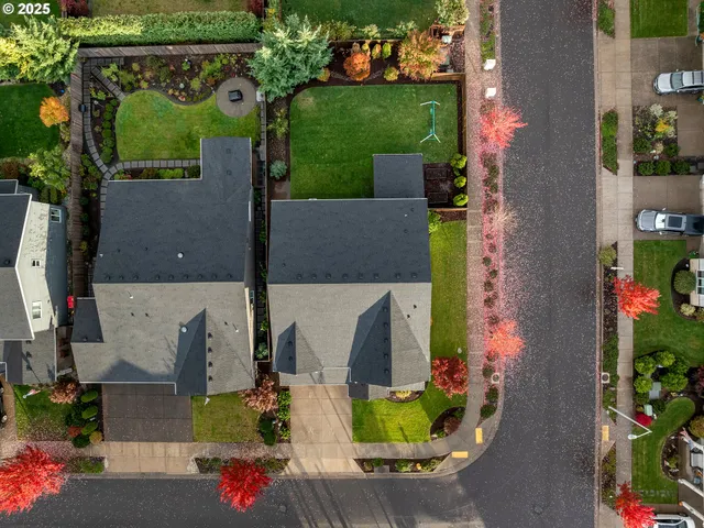 a black and white photo of a living room
