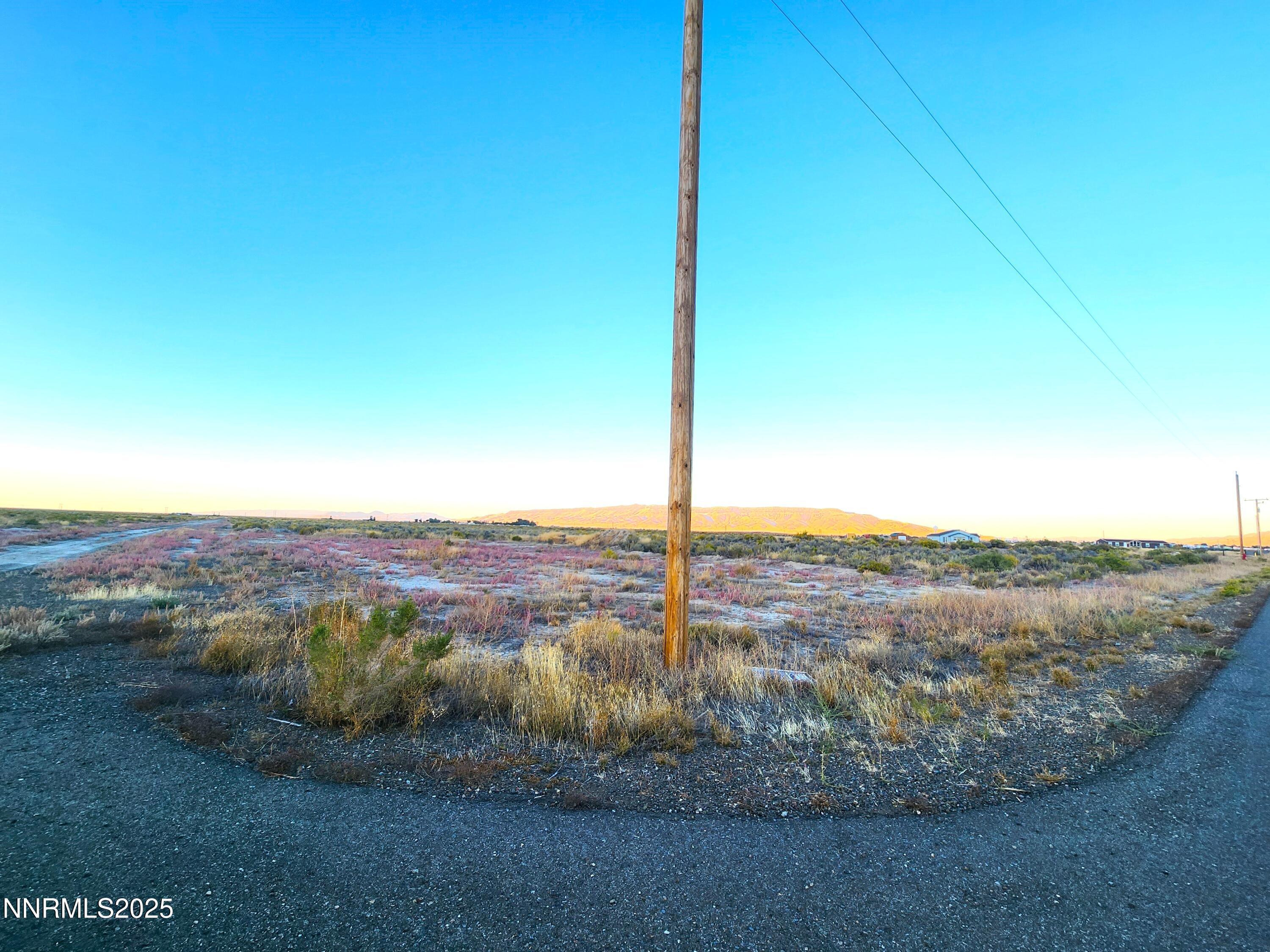 545 Yellow Brick Road Battle Mountain, NV 89820 - Photo 4 of 6 a view of a city