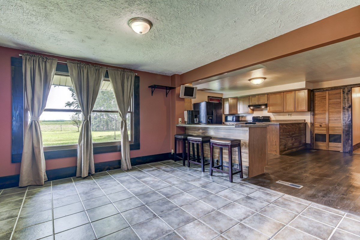 11200 Knoles Road Petersburg, IL 62675 - Photo 7 of 38 Gallery Image 7