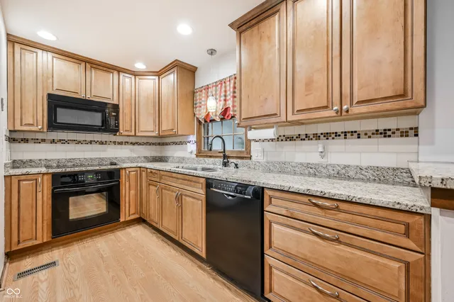 $215,000 | 2208 Roselawn Drive, Unit 4, Lebanon, IN 46052