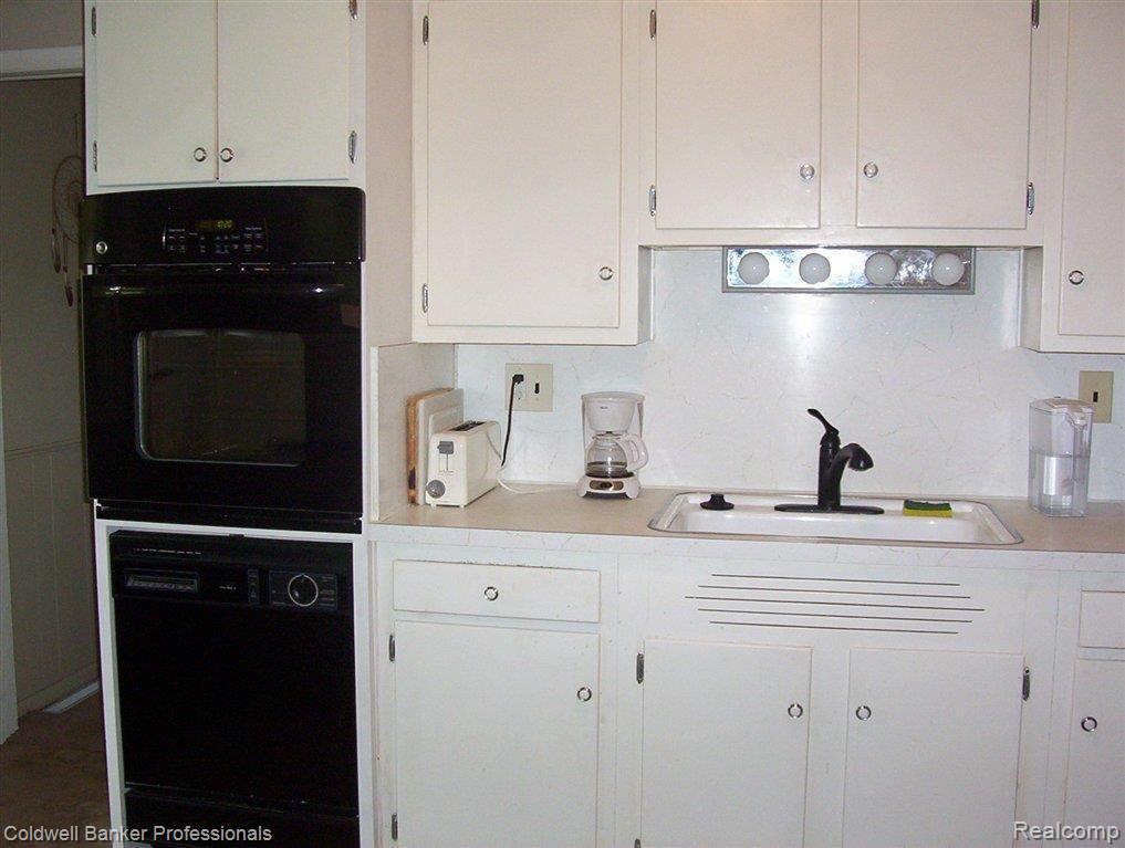 1961 Walton Blvd. Rochester, MI 48309 - Photo 11 of 24 100_2432.JPG