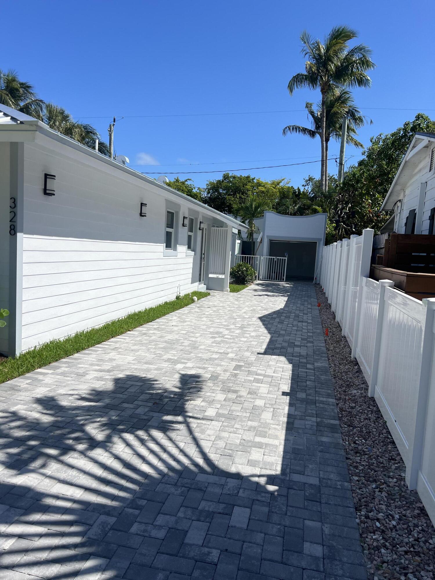328 Nottingham Boulevard West Palm Beach, FL 33405 - Photo 4 of 22 a view of a backyard of the house