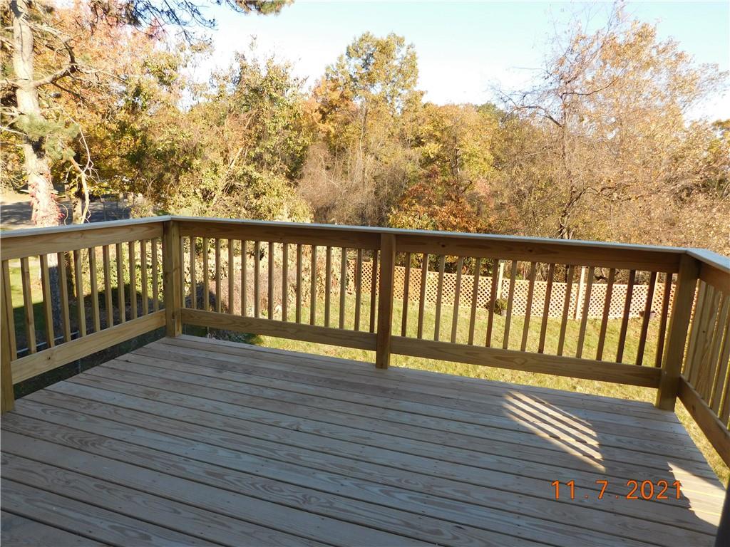 41 Highbury Road Cheswick, PA 15024 - Photo 13 of 19 a view of wooden deck