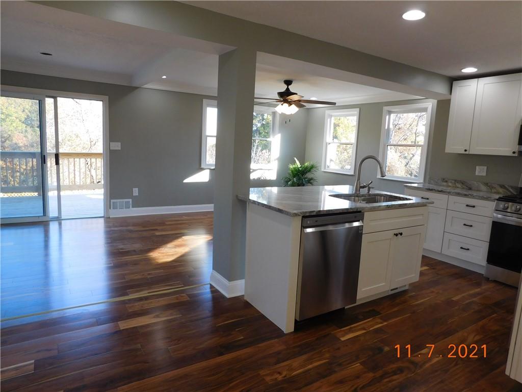 41 Highbury Road Cheswick, PA 15024 - Photo 7 of 19 a kitchen with granite countertop a stove and cabinets