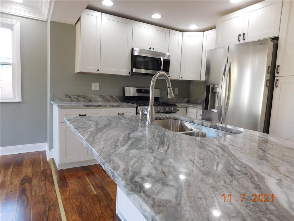 41 Highbury Road Cheswick, PA 15024 - Photo 10 of 19 a kitchen with stainless steel appliances granite countertop a refrigerator stove and sink