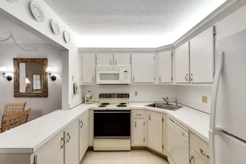 $148,900 | 122 Lake Pine Circle, Unit B1, Greenacres, FL 33463