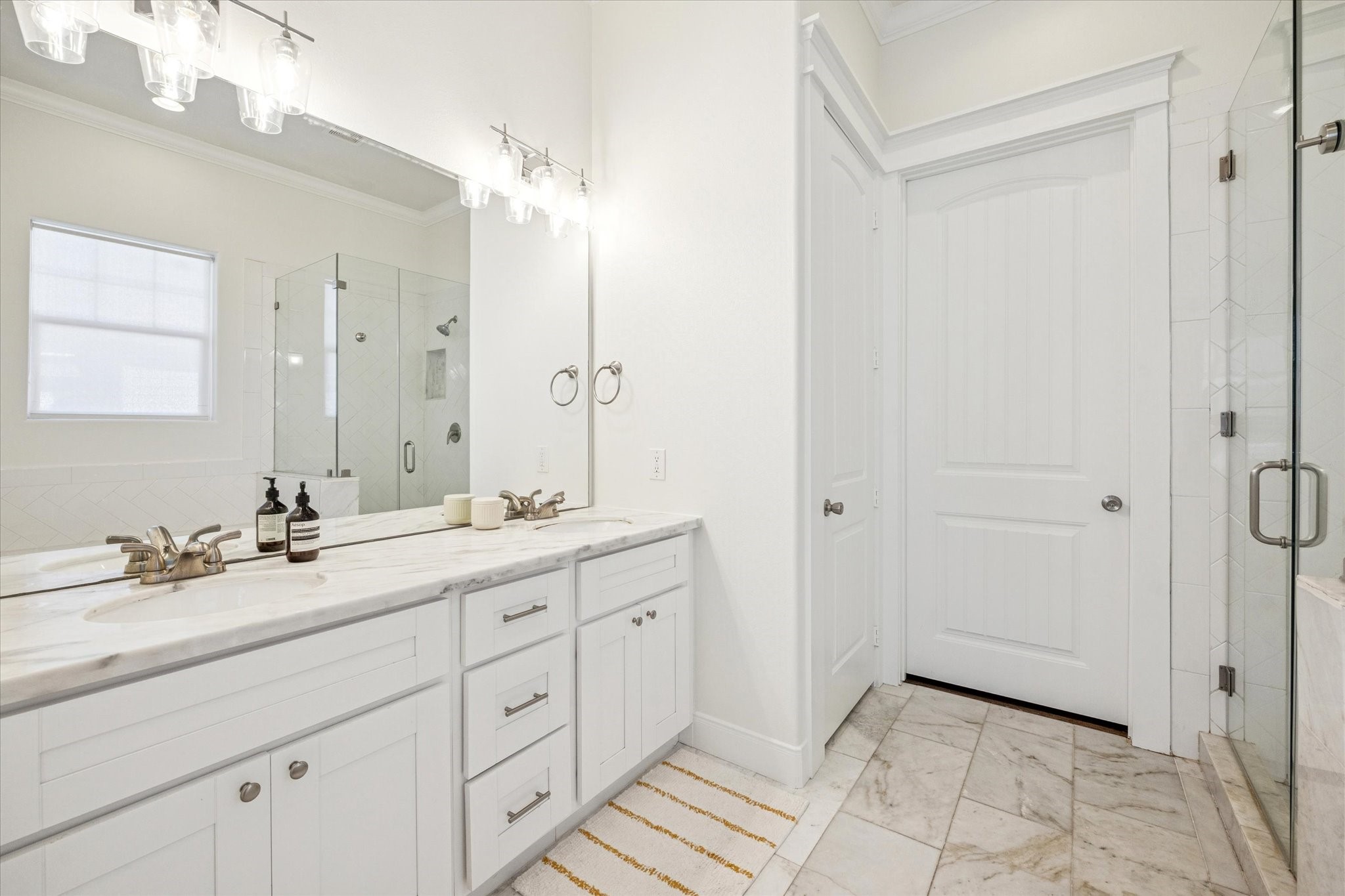 304 Walton Street Houston, TX 77009 - Photo 17 of 28 Dual vanities and walk in closet in the primary bathroom