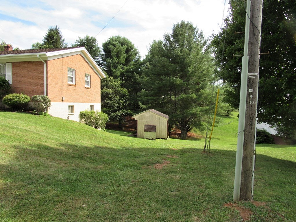 105 Armory Road Galax, VA 24333 - Photo 5 of 38 Gallery Image 5